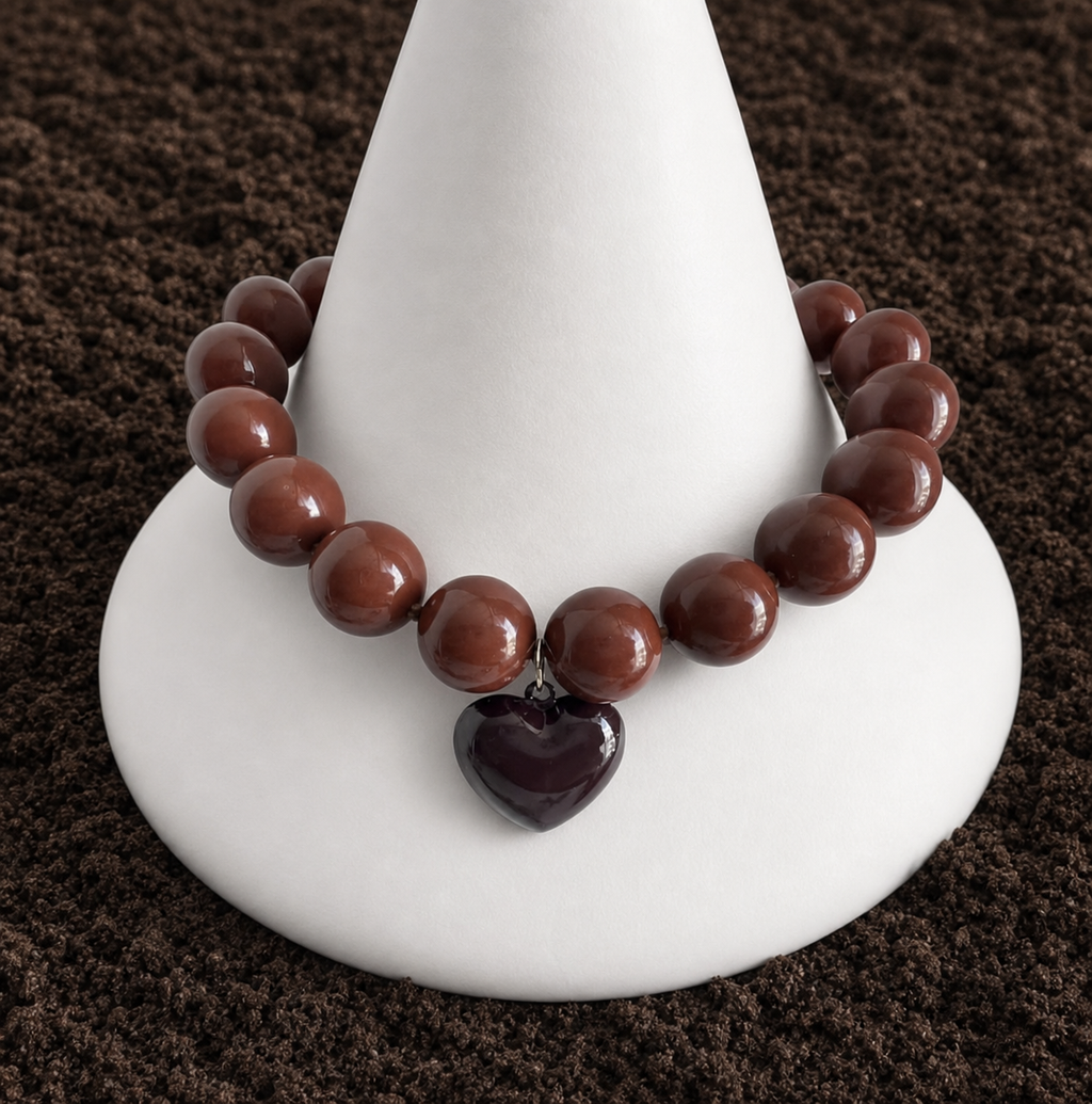 Collar de Cuentas Grandes con Corazón — Marrón