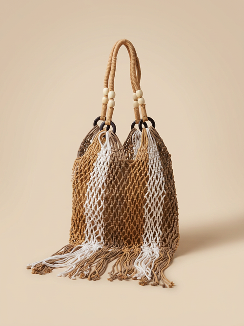 Bolso macramé tejido en tonos naturales con flecos – vista frontal
