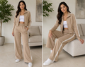 Conjunto deportivo beige con rayas laterales blancas