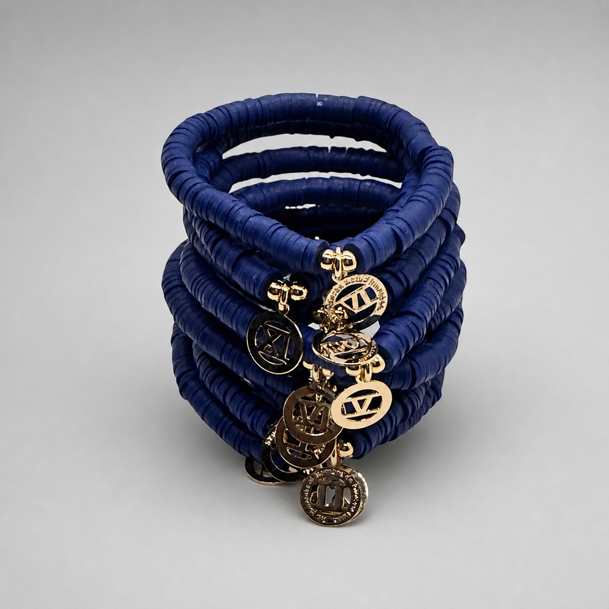 Set Diez Mandamientos — brazaletes heishi en azul marino con dijes dorados en números romanos