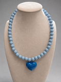 Collar de cuentas pequeñas azul bebé con corazón colgante