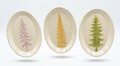 Plato decorativo ovalado de cerámica con diseño de pino en colores malva, mostaza y verde
