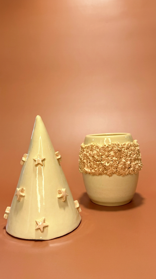 Arbolito de cerámica esmaltada color crema con estrellas en relieve, 6 pulgadas