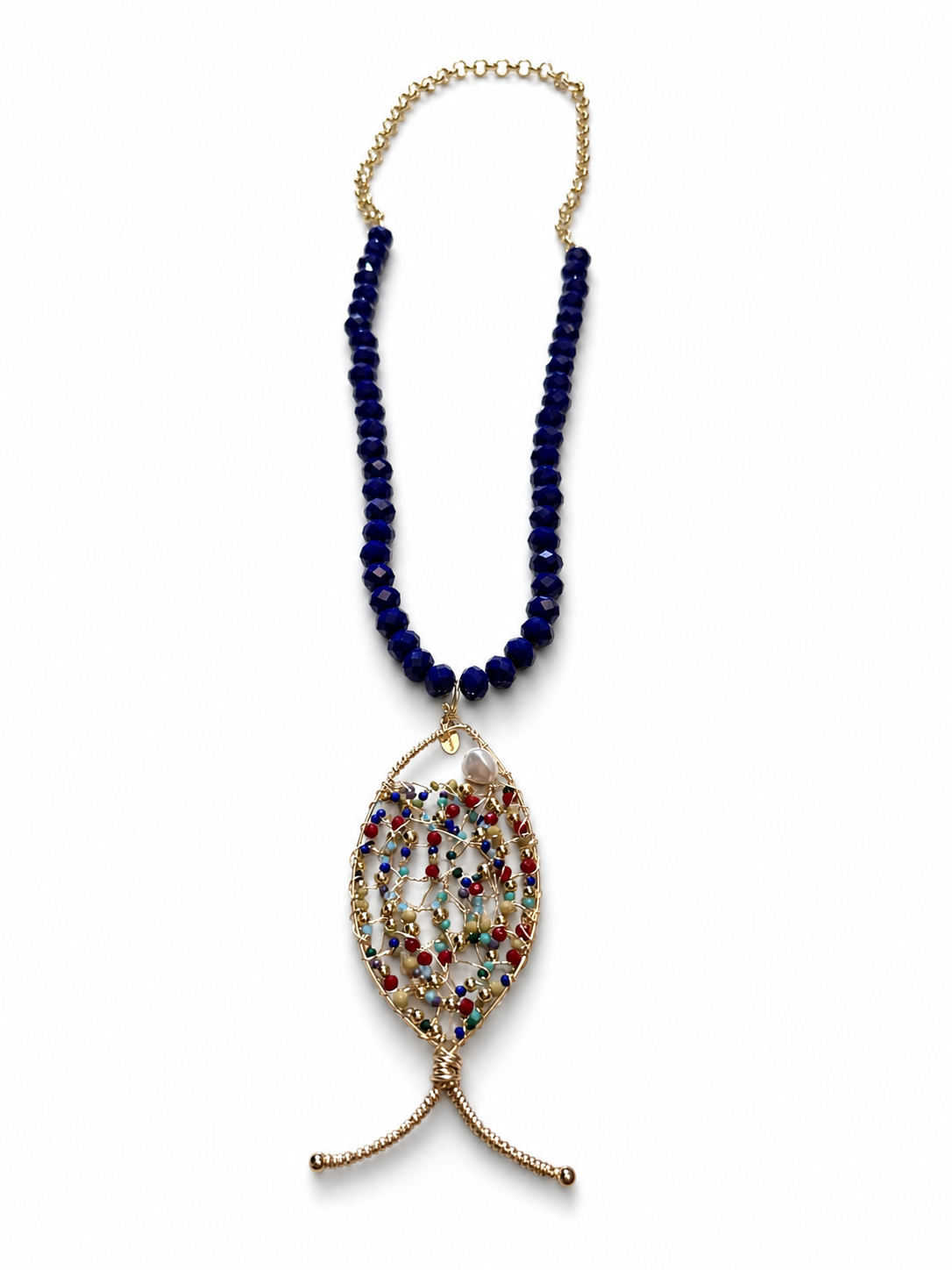 Collar con dije de pez tejido a mano en alambre dorado con cristales multicolor y tramo de cristales azul cobalto