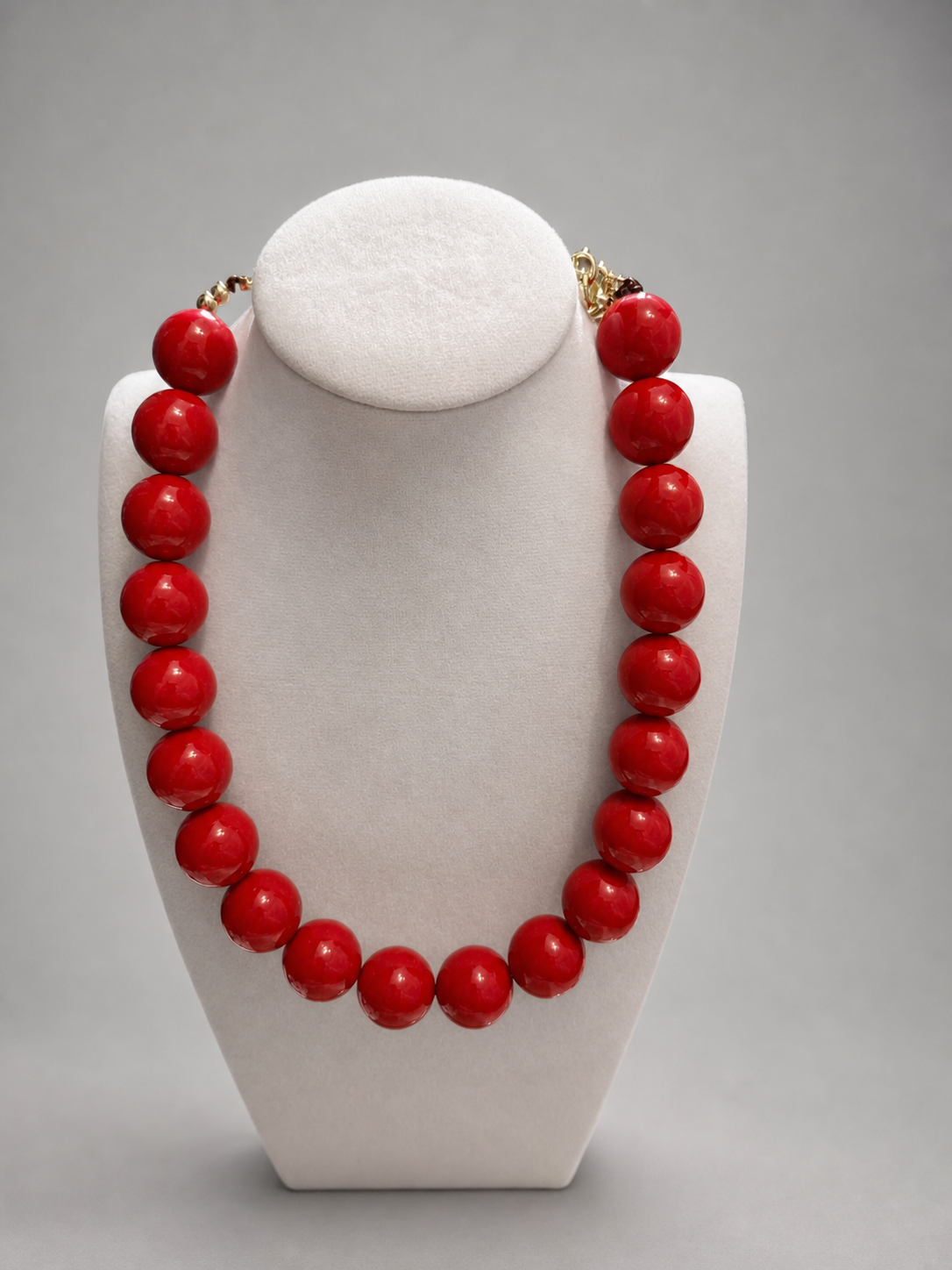Collar de cuentas grandes redondas en rojo brillante con cierre de mosquetón dorado