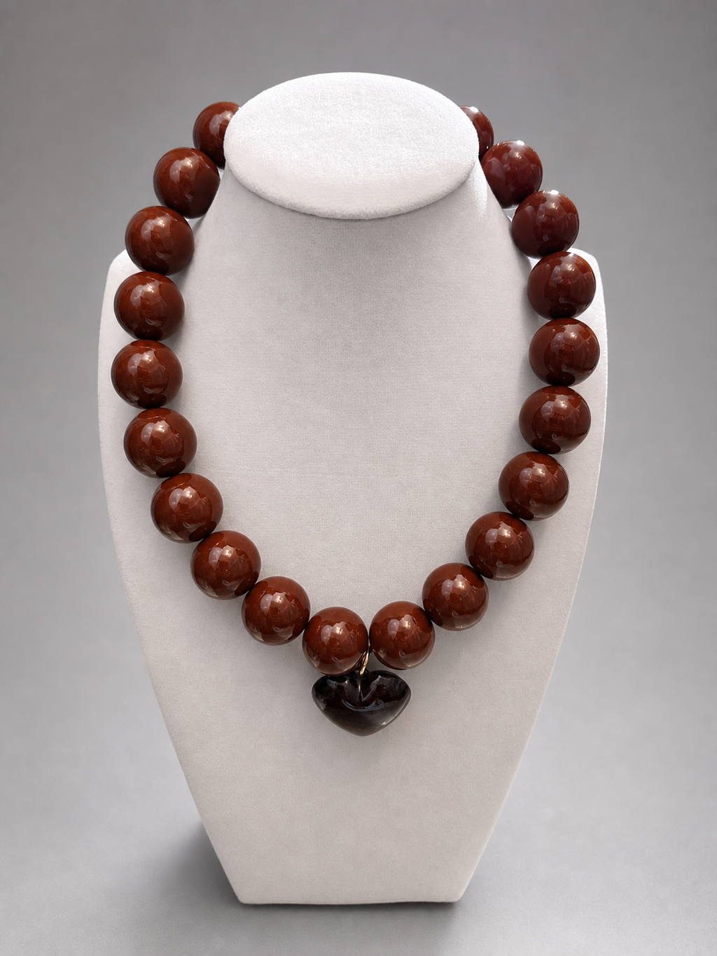 Collar de cuentas grandes redondas en marrón chocolate con corazón colgante