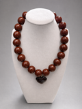 Collar de cuentas grandes redondas en marrón chocolate con corazón colgante