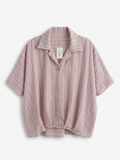 Blusa de lino a rayas rosa palo con botón dorado, corte oversize y manga corta
