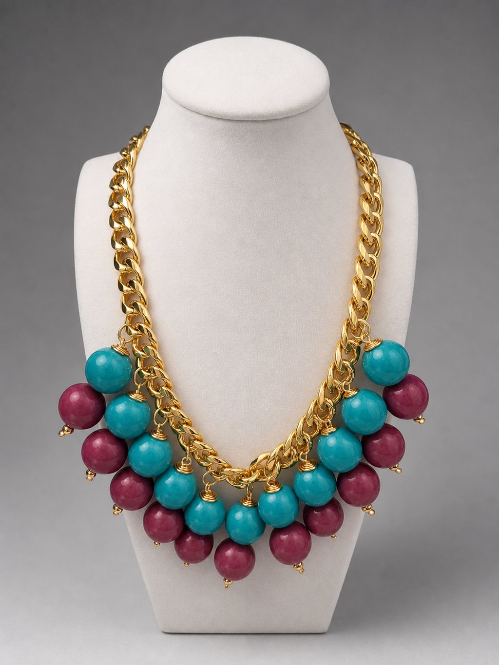 Collar bib de cuentas en tono mostaza y marrón sobre cadena dorada cubana