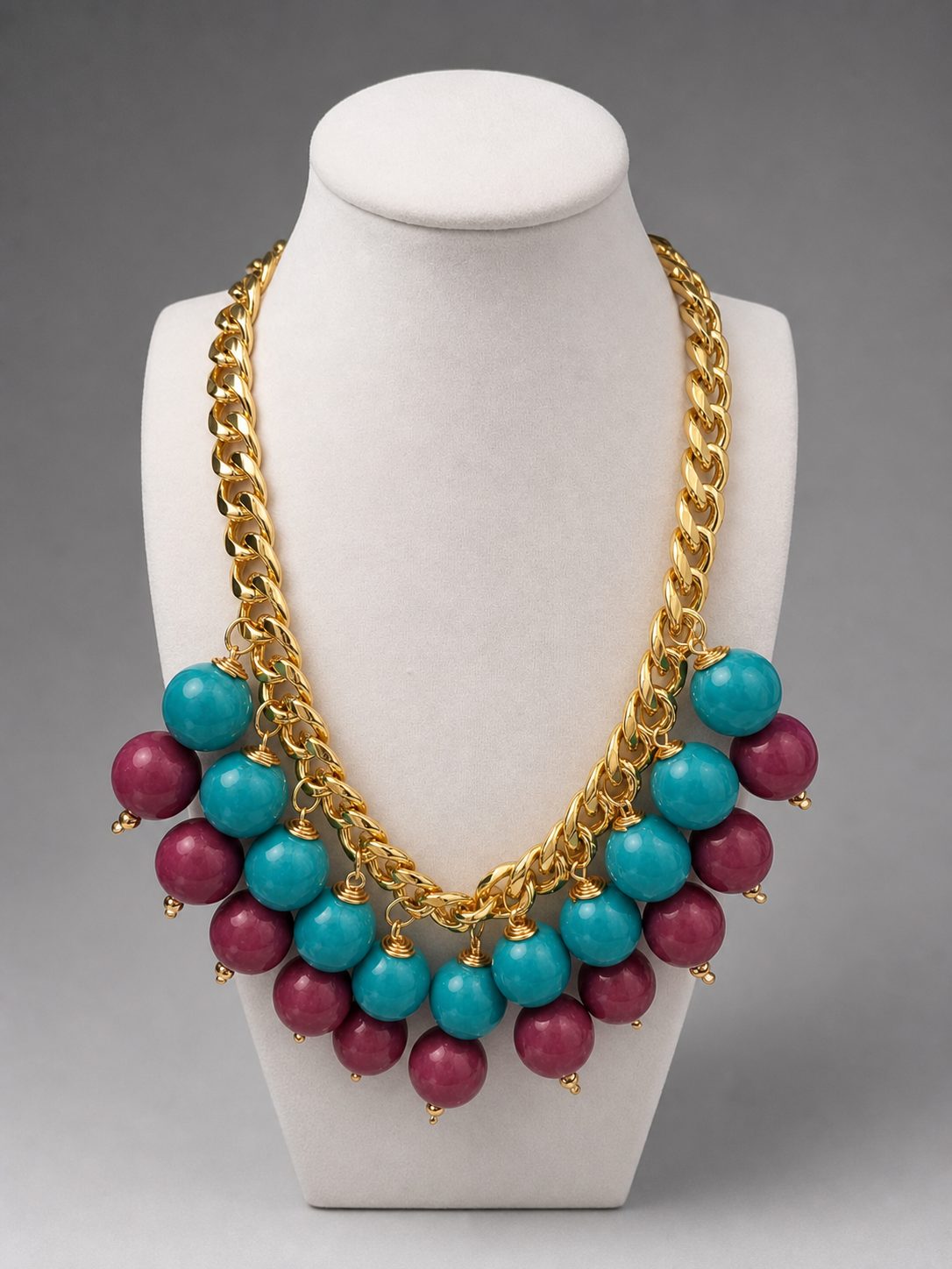 Collar bib de cuentas en tono mostaza y marrón sobre cadena dorada cubana