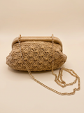 Clutch tejida a crochet en hilo grueso color camel con cadena dorada desmontable