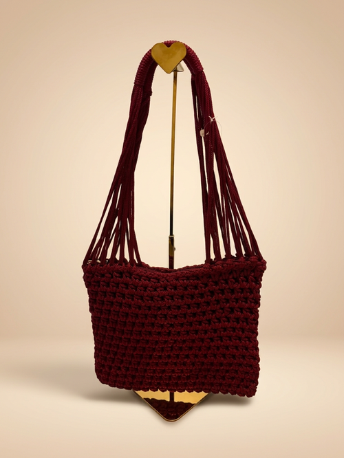 Bolso tejido a crochet burdeos con asas de cordón trenzado