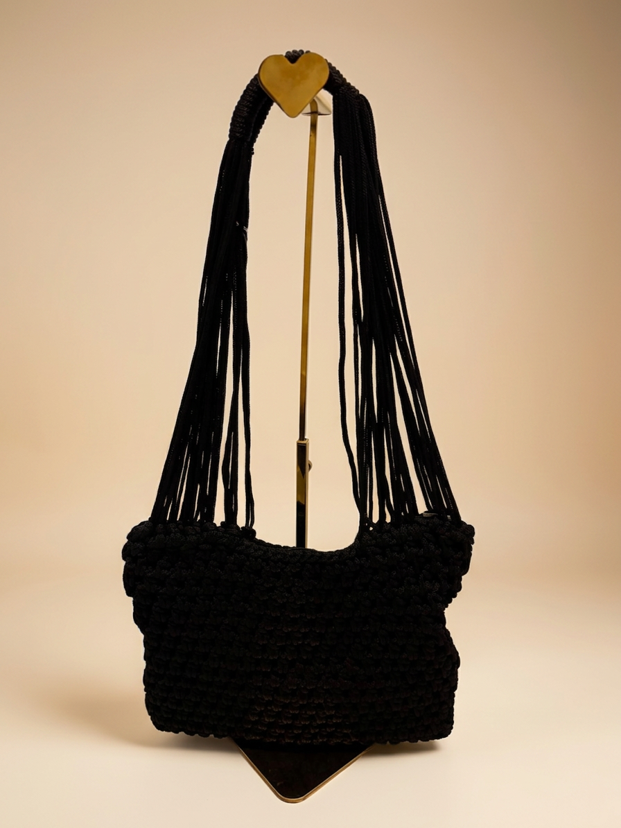 Bolso tejido a crochet negro con asas de cordón trenzado