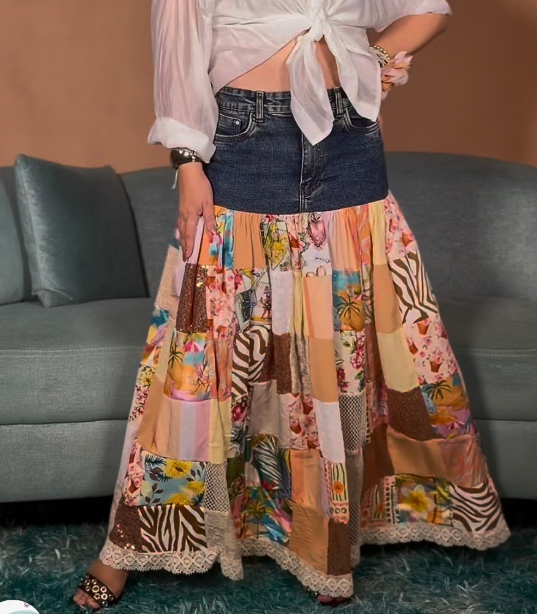 Falda Larga Patchwork Artesanal Tierra Briane – canesú denim con vuelo amplio en retazos de flores, animal print y encaje